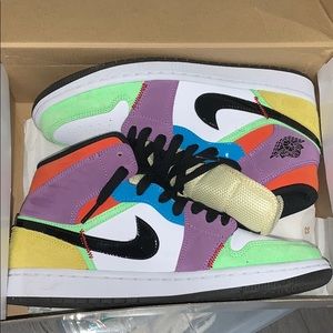 Jordan 1 mid Se lightbulb